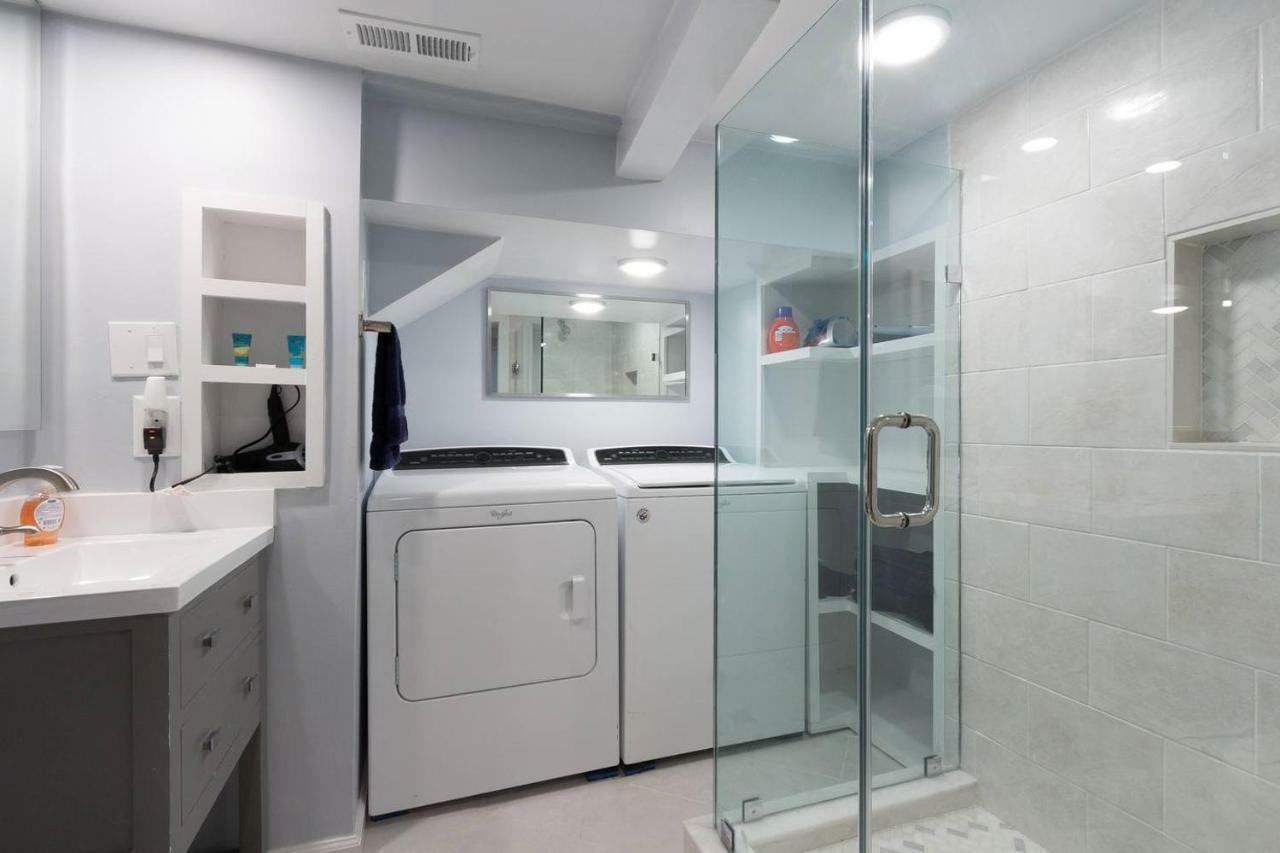Luxury 2 Bedroom W/ Free Parking Holiday home Washington